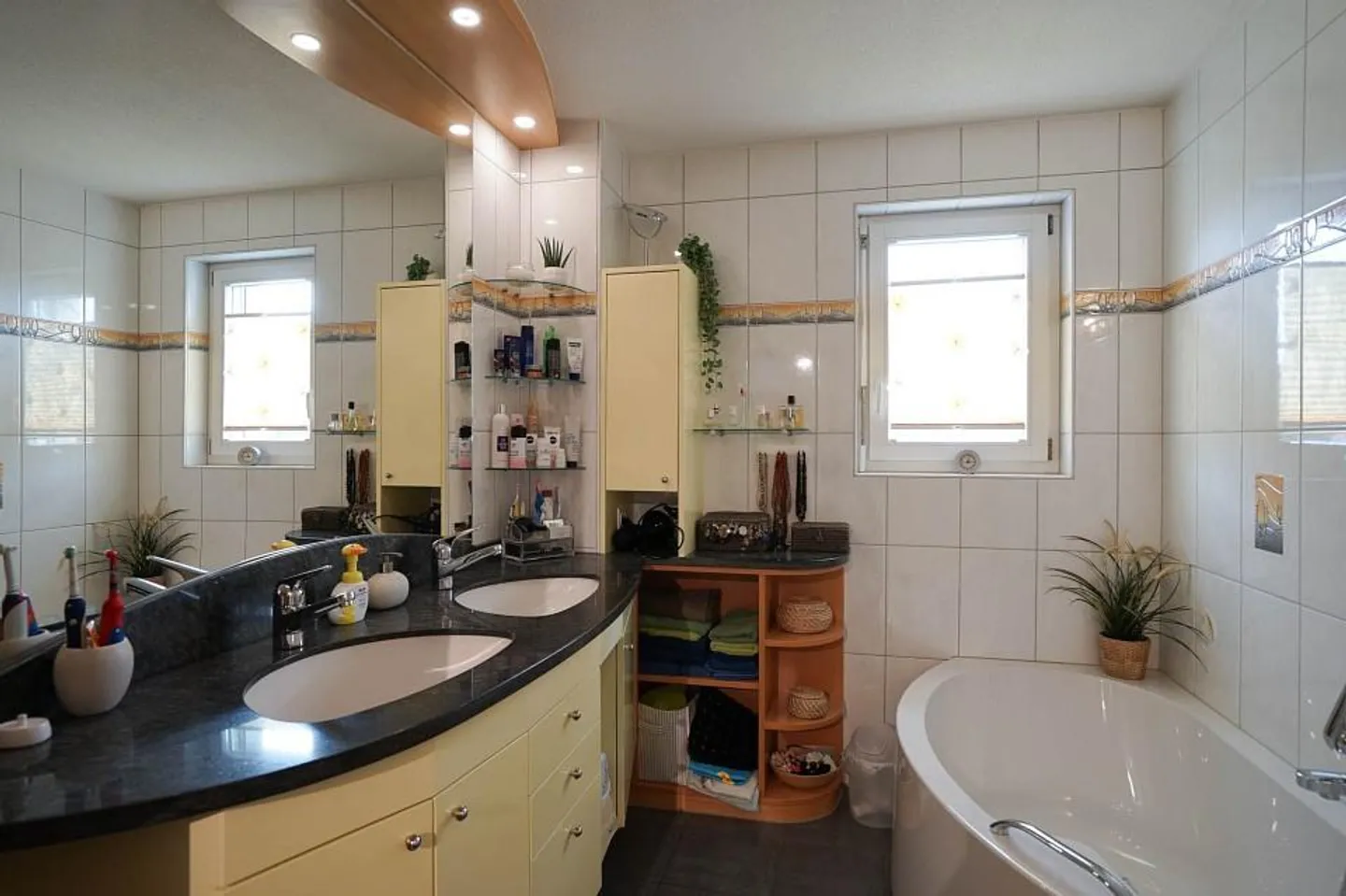 Spacious, elegant and right in the middle: 5.5-room maisonette apartment - Photo 9 of 10