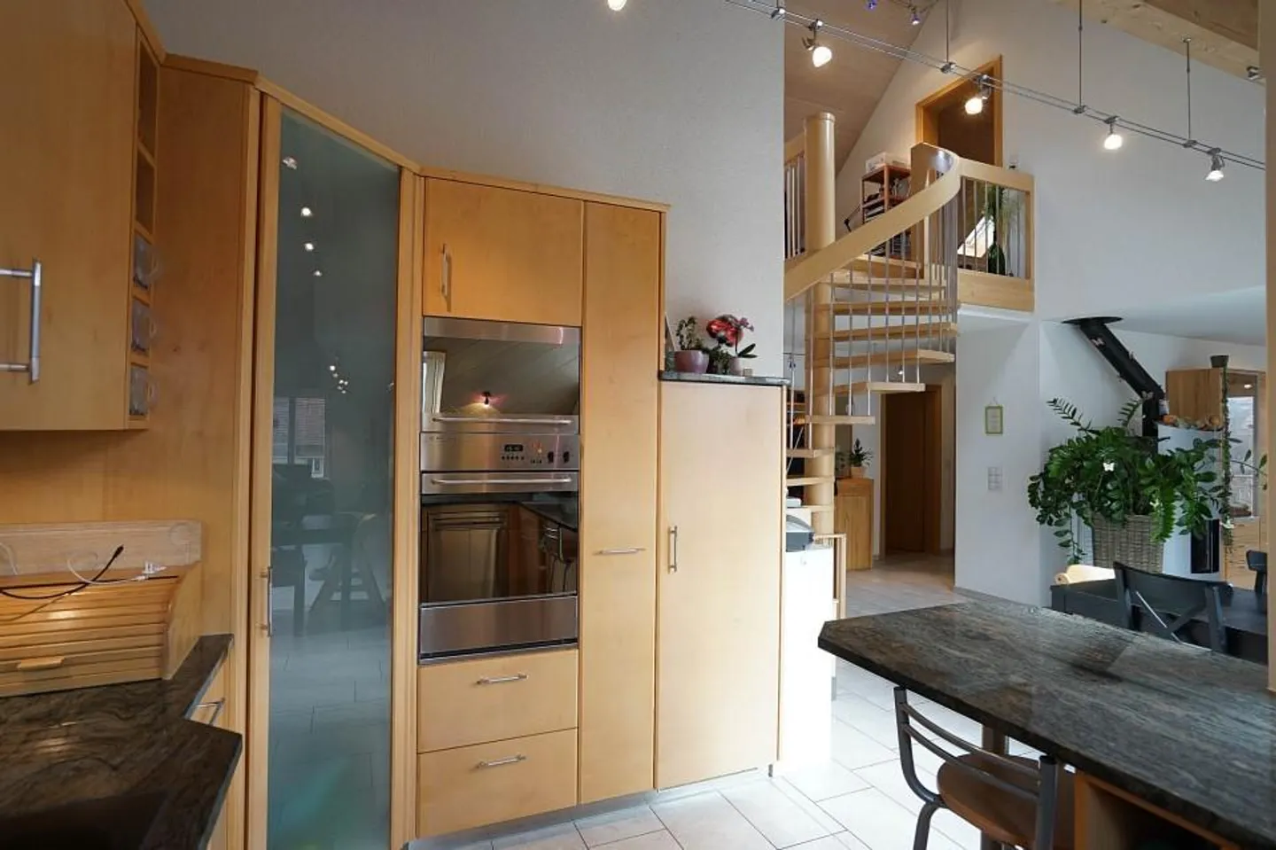 Spacious, elegant and right in the middle: 5.5-room maisonette apartment - Photo 5 of 10