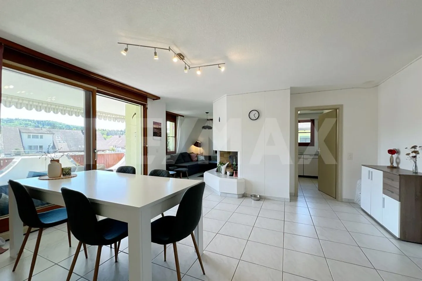 Family-friendly apartment - Photo 3 of 12