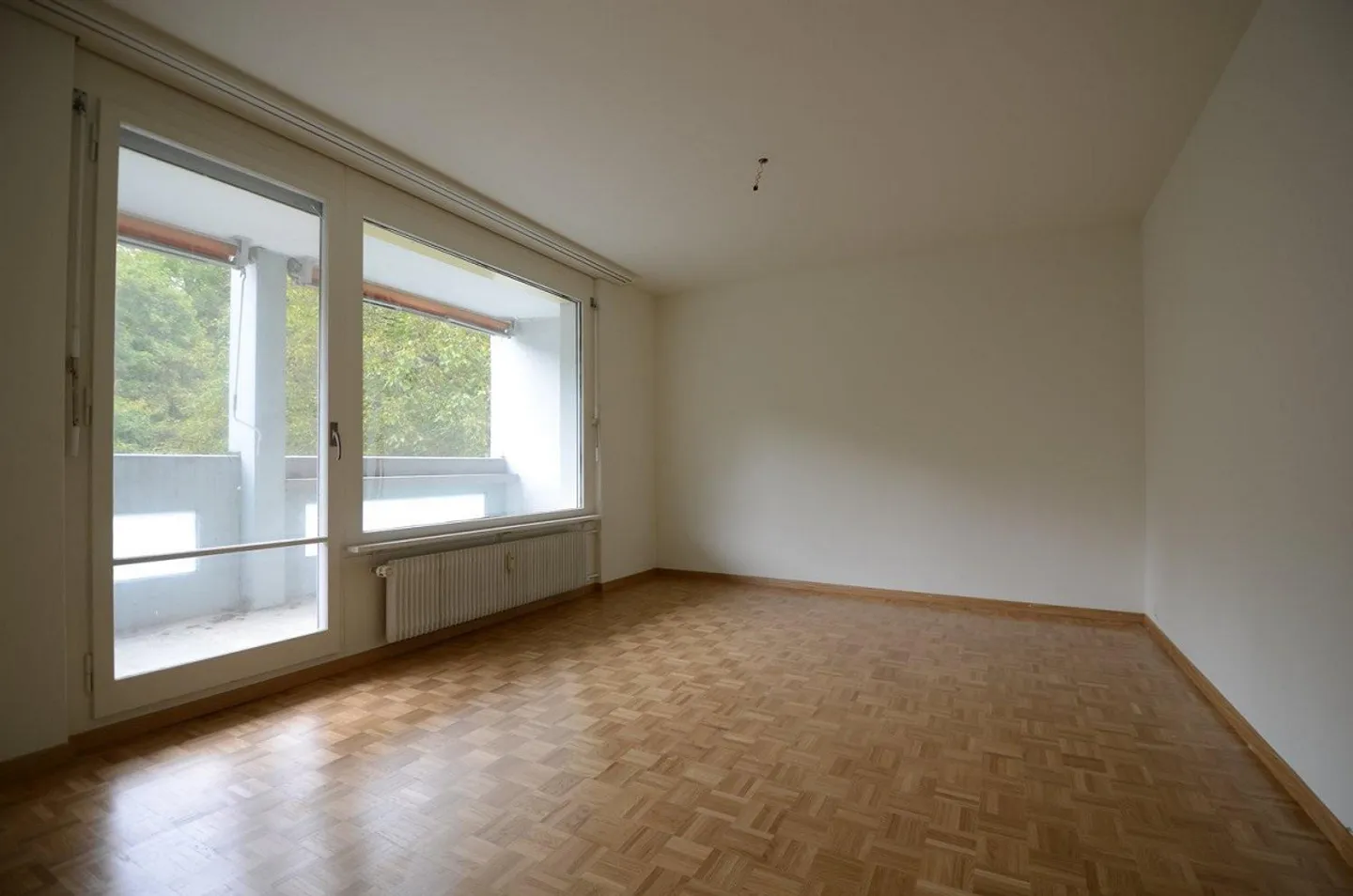 Appartement spacieux de 2,5 pièces avec vue sur la verdure - Photo 4 sur 7