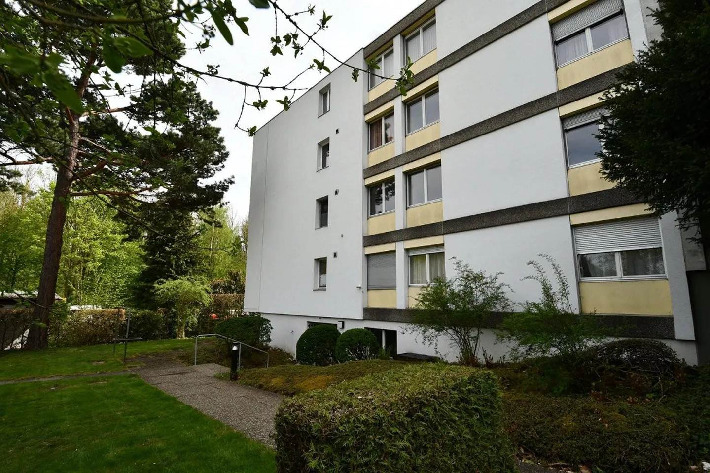 Appartement spacieux de 2,5 pièces avec vue sur la verdure - Photo 1 sur 7