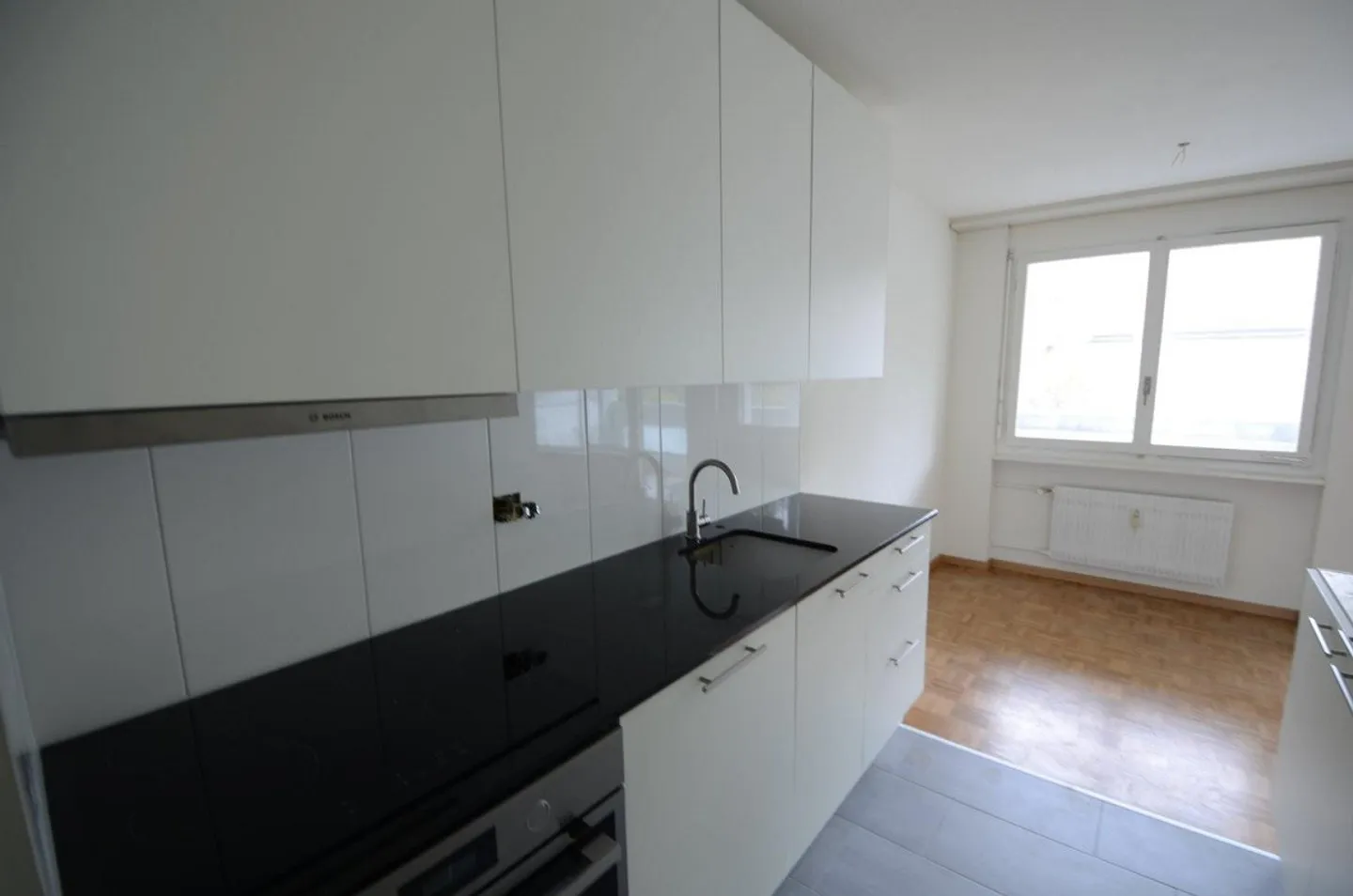 Appartement spacieux de 2,5 pièces avec vue sur la verdure - Photo 2 sur 7