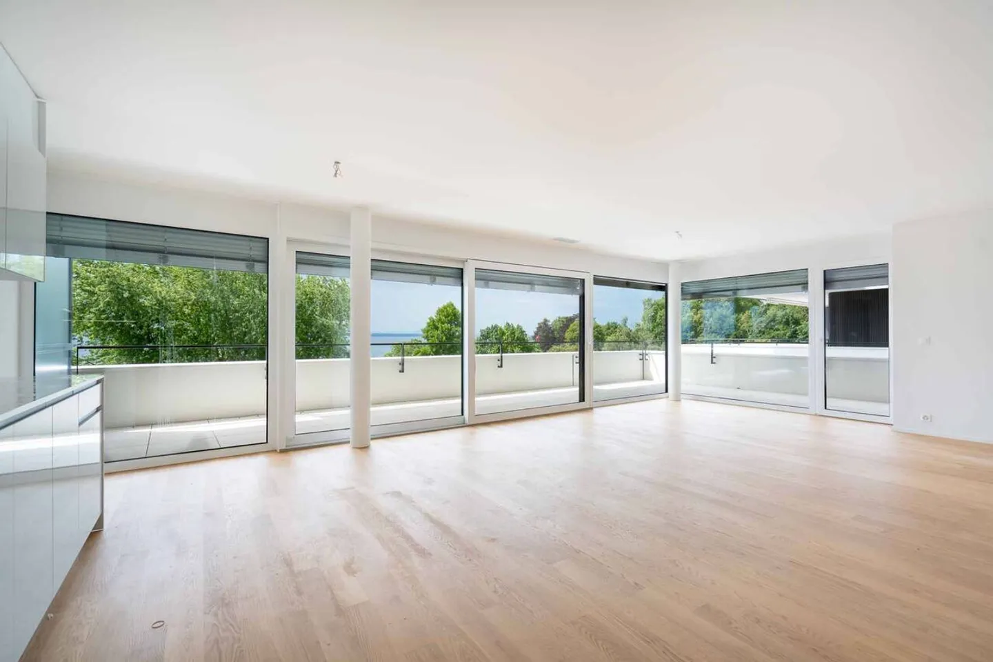 Luxuriöse 4,5-Zimmer-Wohnung mit überdachtem Balkon von 76m2 und Seeblick - Foto 2 von 13