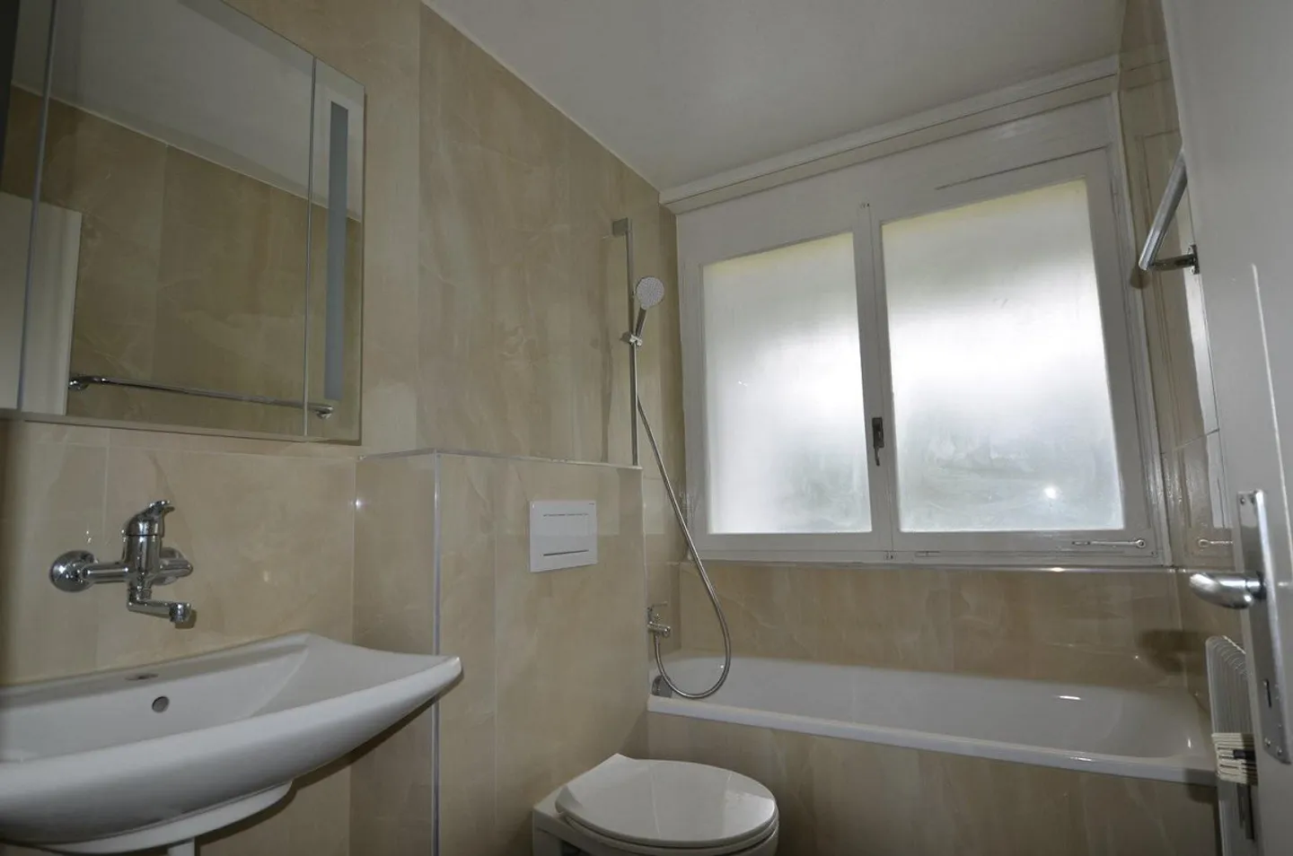 Appartement spacieux de 2,5 pièces avec vue sur la verdure - Photo 5 sur 7
