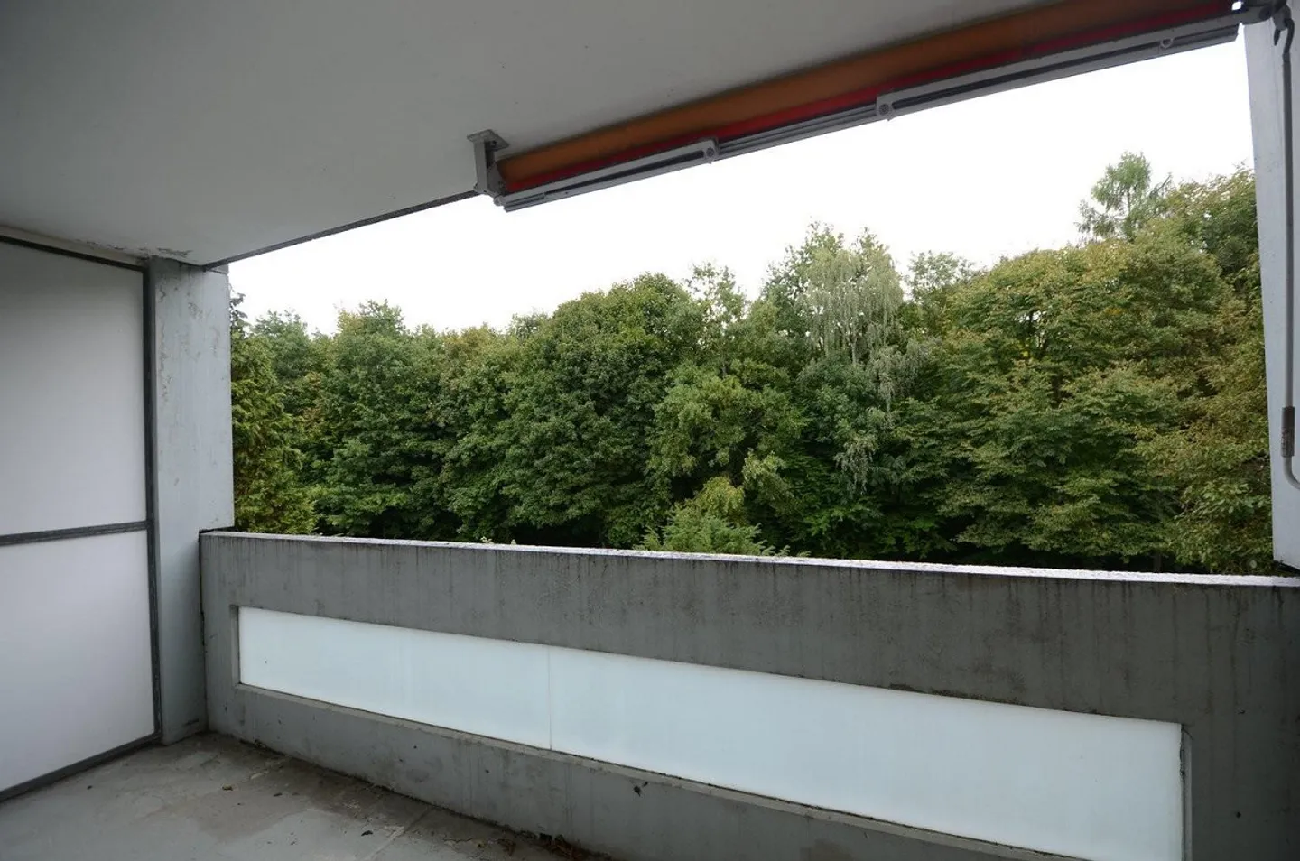 Appartement spacieux de 2,5 pièces avec vue sur la verdure - Photo 7 sur 7