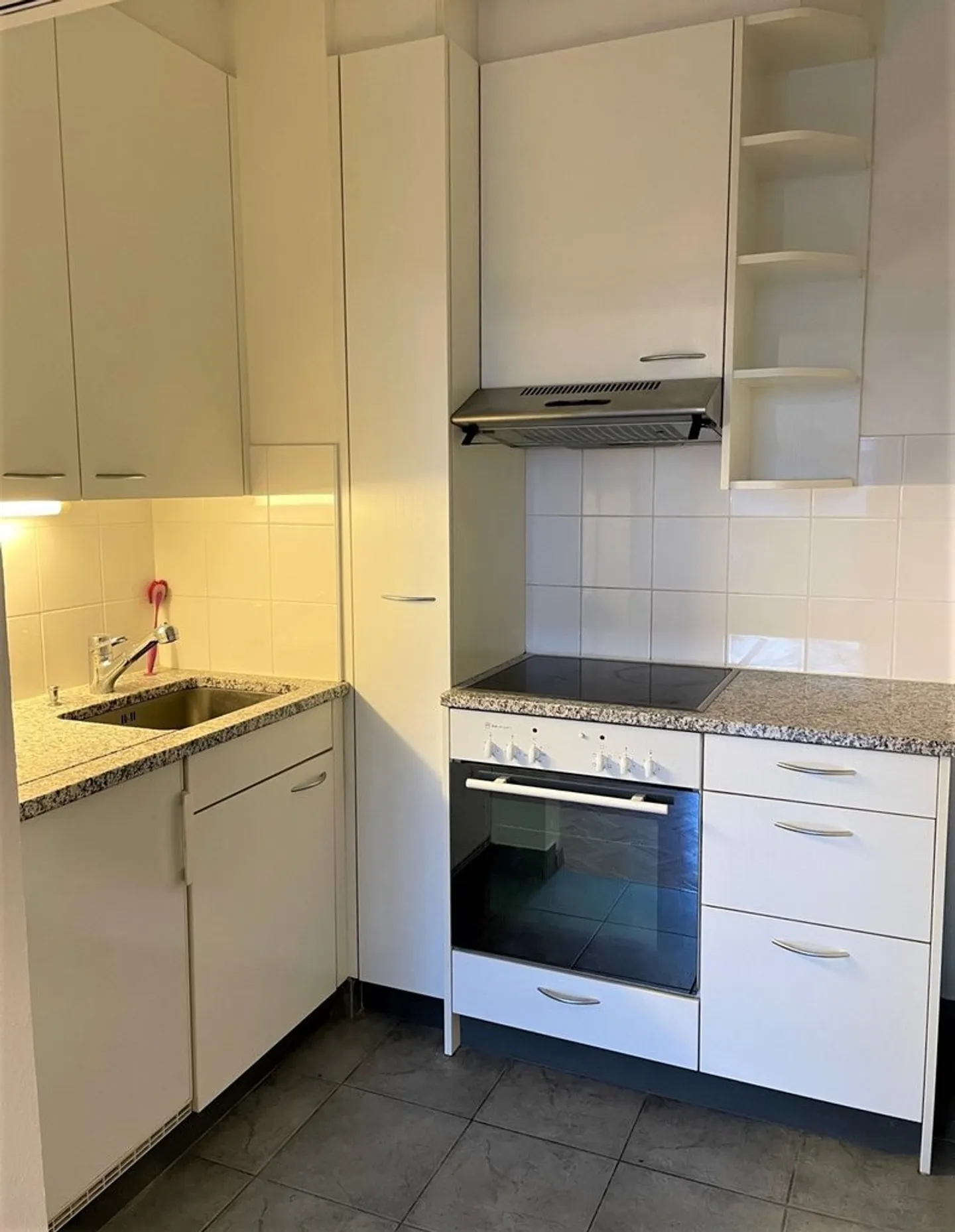 In der Nähe des Flughafens in einem familiären Viertel - Foto 3 von 8