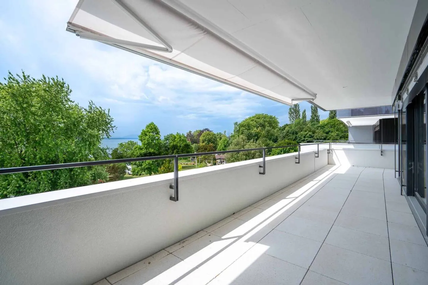 Luxuriöse 4,5-Zimmer-Wohnung mit überdachtem Balkon von 76m2 und Seeblick - Foto 9 von 13