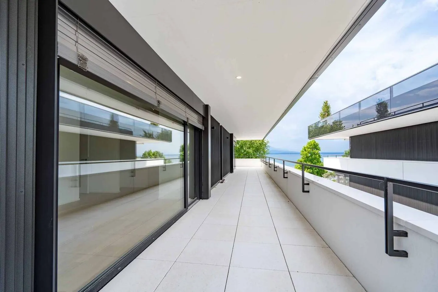 Luxuriöse 4,5-Zimmer-Wohnung mit überdachtem Balkon von 76m2 und Seeblick - Foto 10 von 13