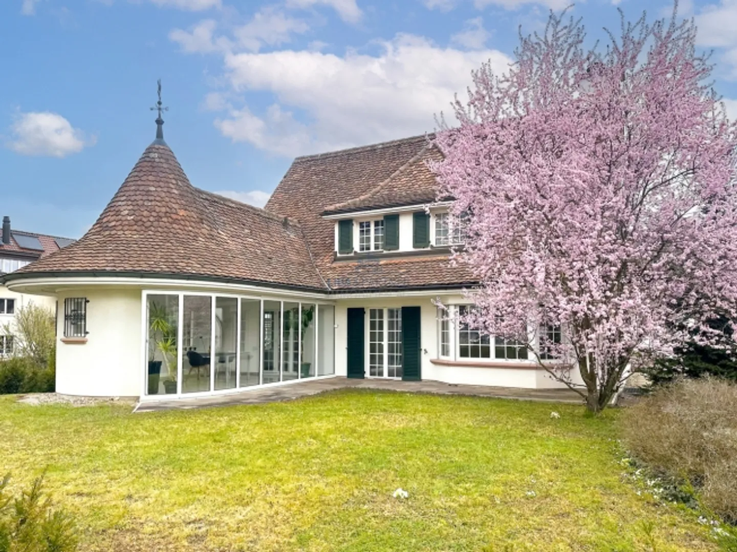 «Charme und Komfort vereint, Ihr grosszügiges Zuhause im Grünen» - Foto 1 von 13