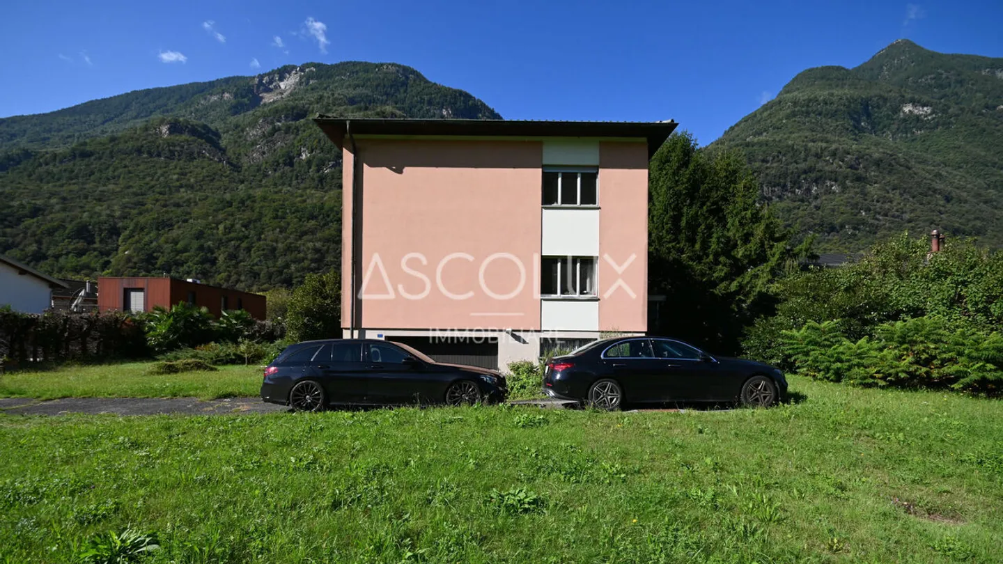 Casa bifamigliare con ampio terreno in posizione tranquilla e soleg... - Foto 3 di 13