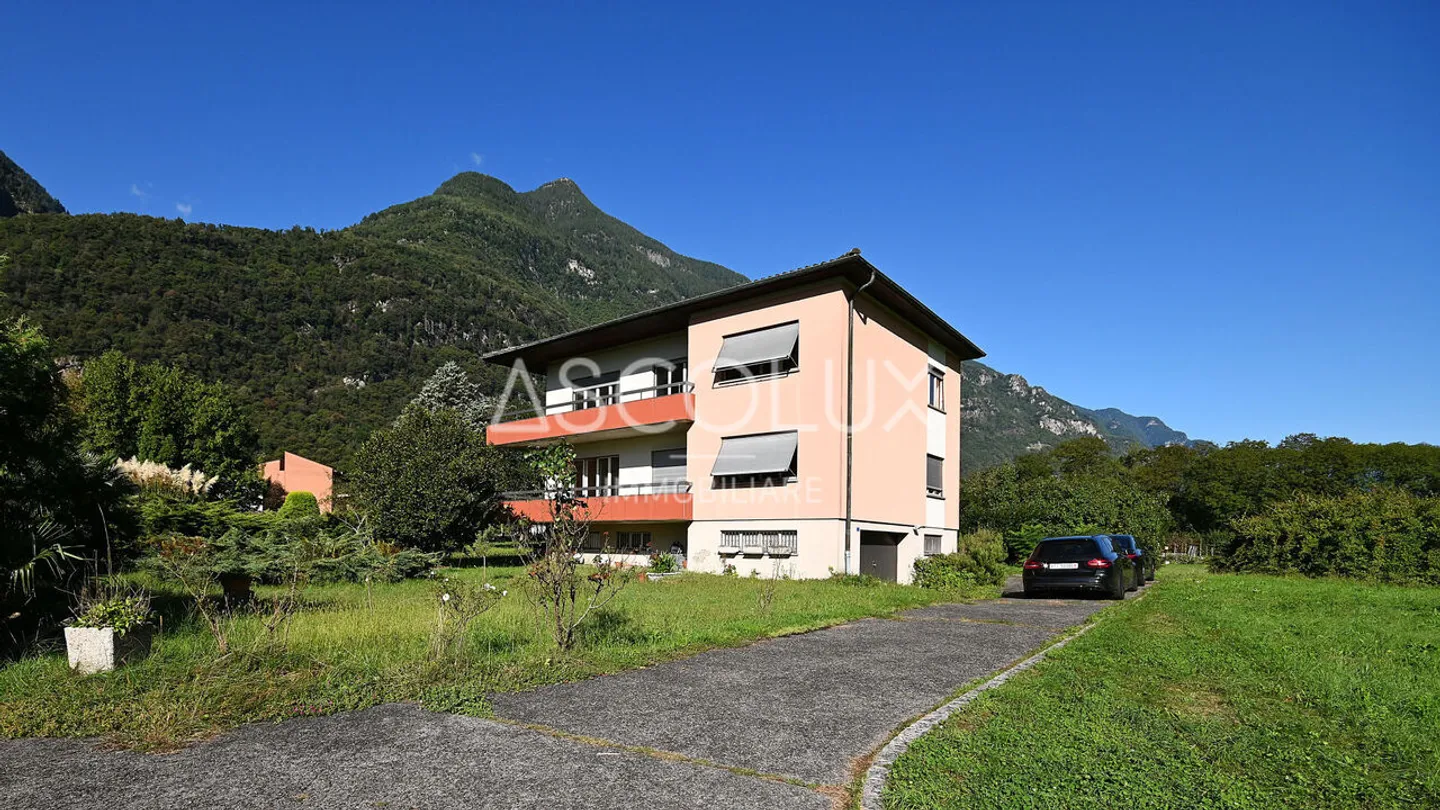 Casa bifamigliare con ampio terreno in posizione tranquilla e soleg... - Foto 2 di 13