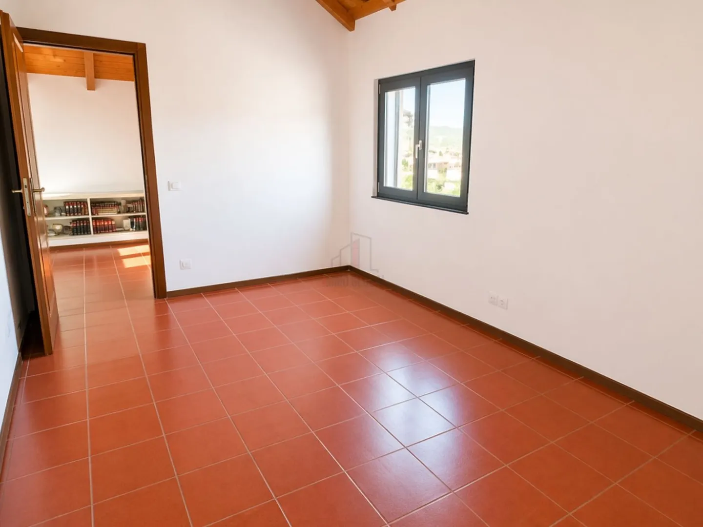 Einladend mit Großem Wohnzimmer, Kamin und Holzbalken - Foto 3 von 6