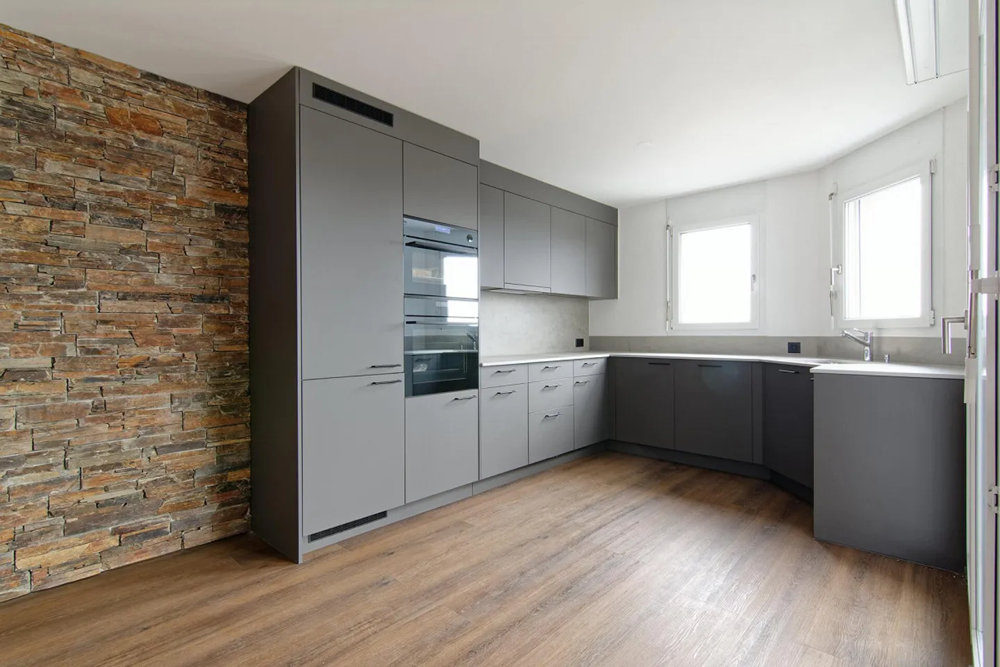 3.5-room condominium on the 1st floor with elevator - Photo 1 of 9