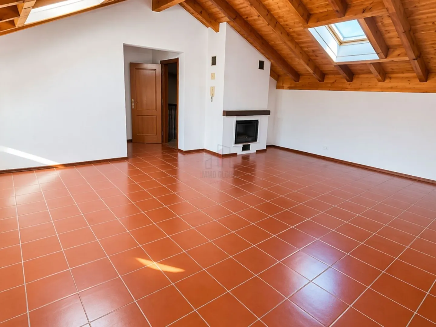 Einladend mit Großem Wohnzimmer, Kamin und Holzbalken - Foto 4 von 6