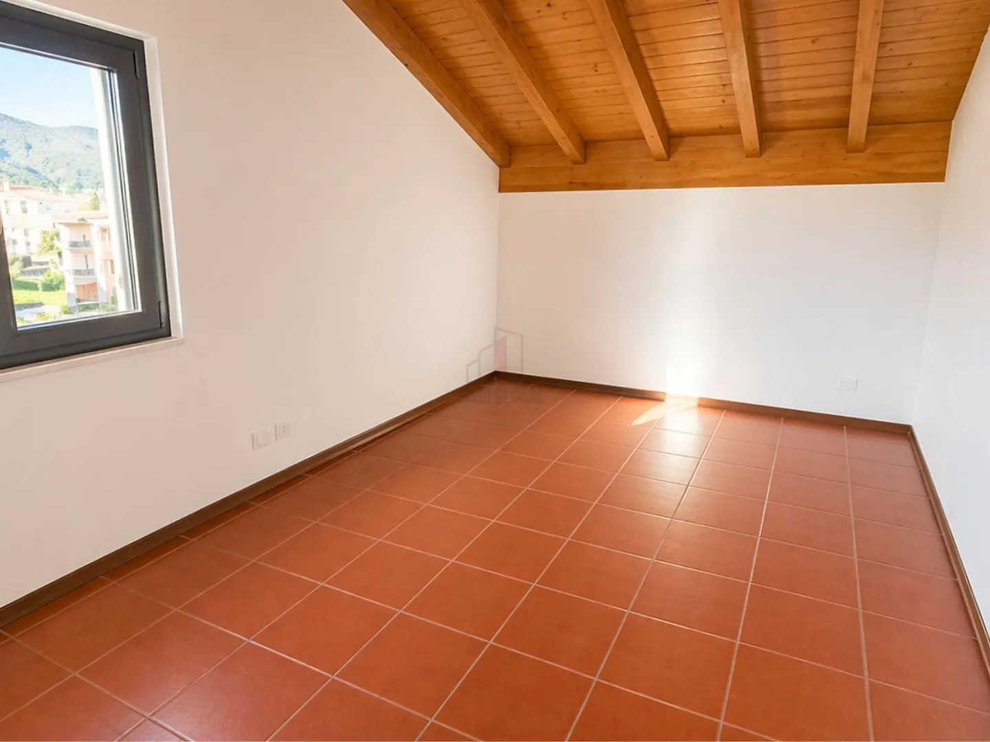 Einladend mit Großem Wohnzimmer, Kamin und Holzbalken - Foto 5 von 6