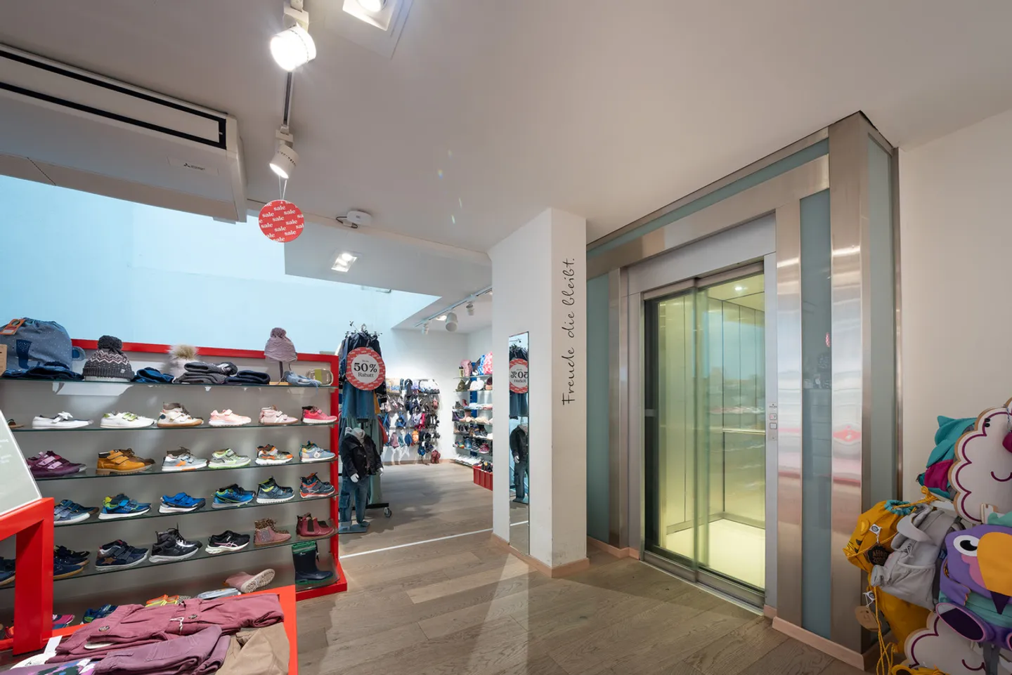 Retail space with display window in prime location between the Rhine and the marketplace - Photo 8 of 13