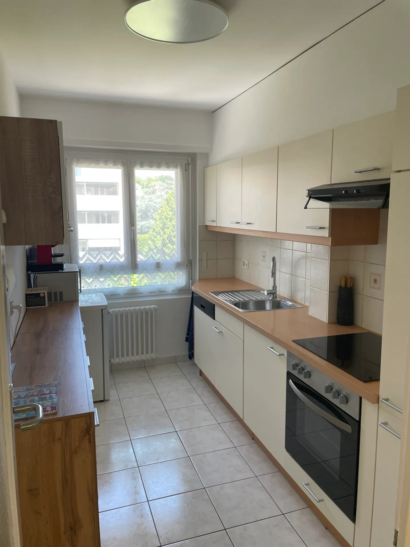 Charming Apartment in Quiet Area - Photo 2 of 3