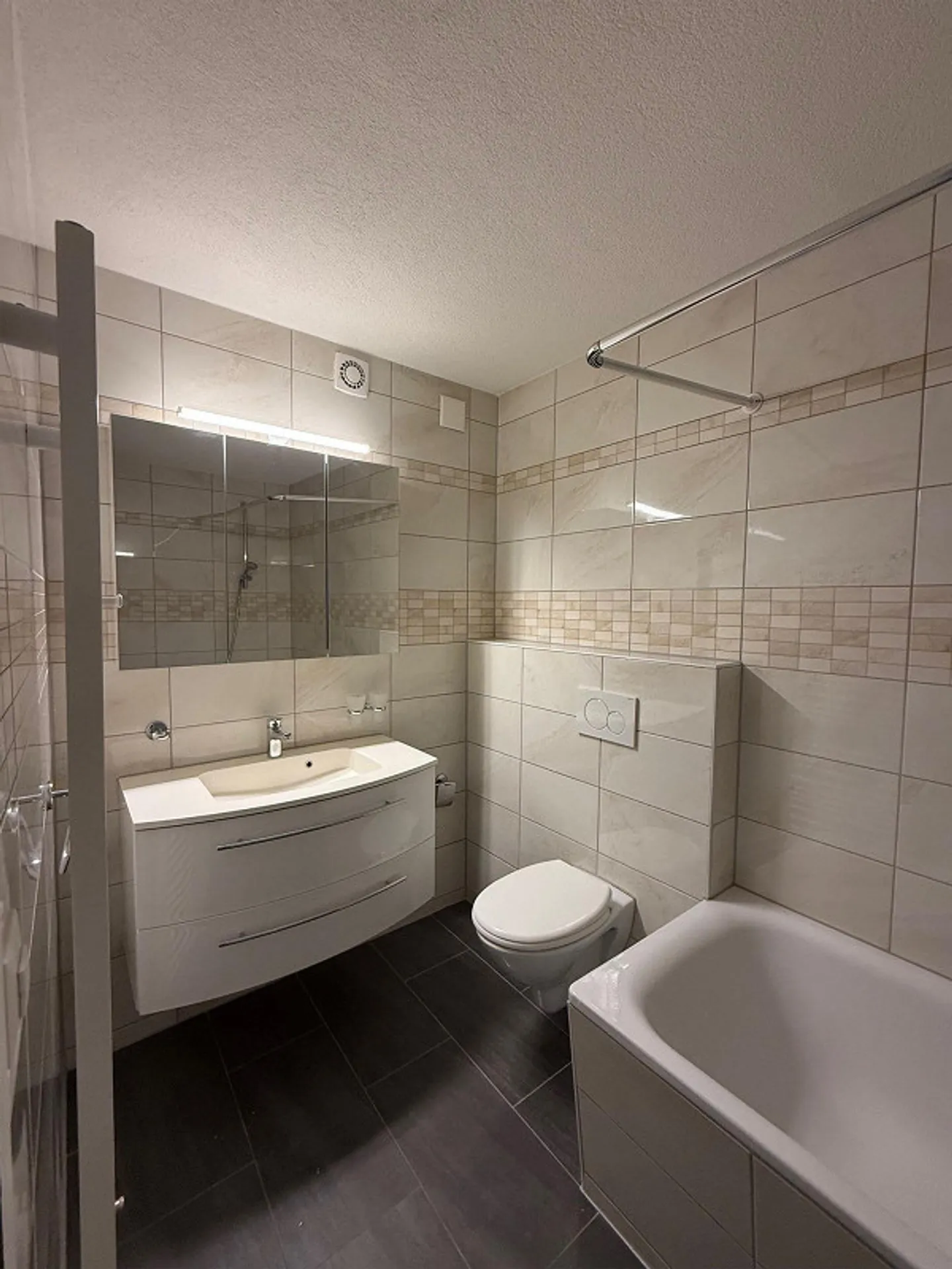 Geräumige Wohnung mit Seeblick - Foto 3 von 8