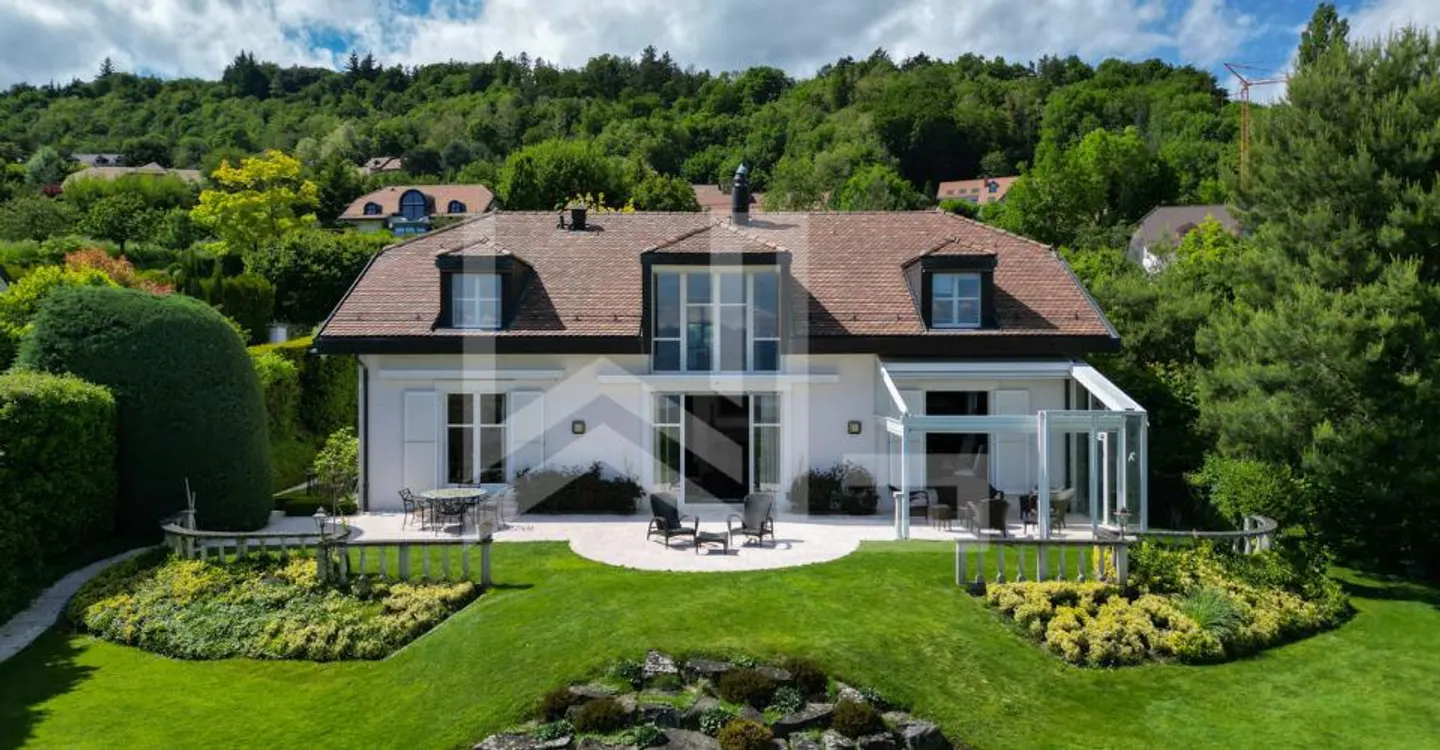 Villa with stunning views of the Coast, the Lake, and the Alps - Photo 2 of 11