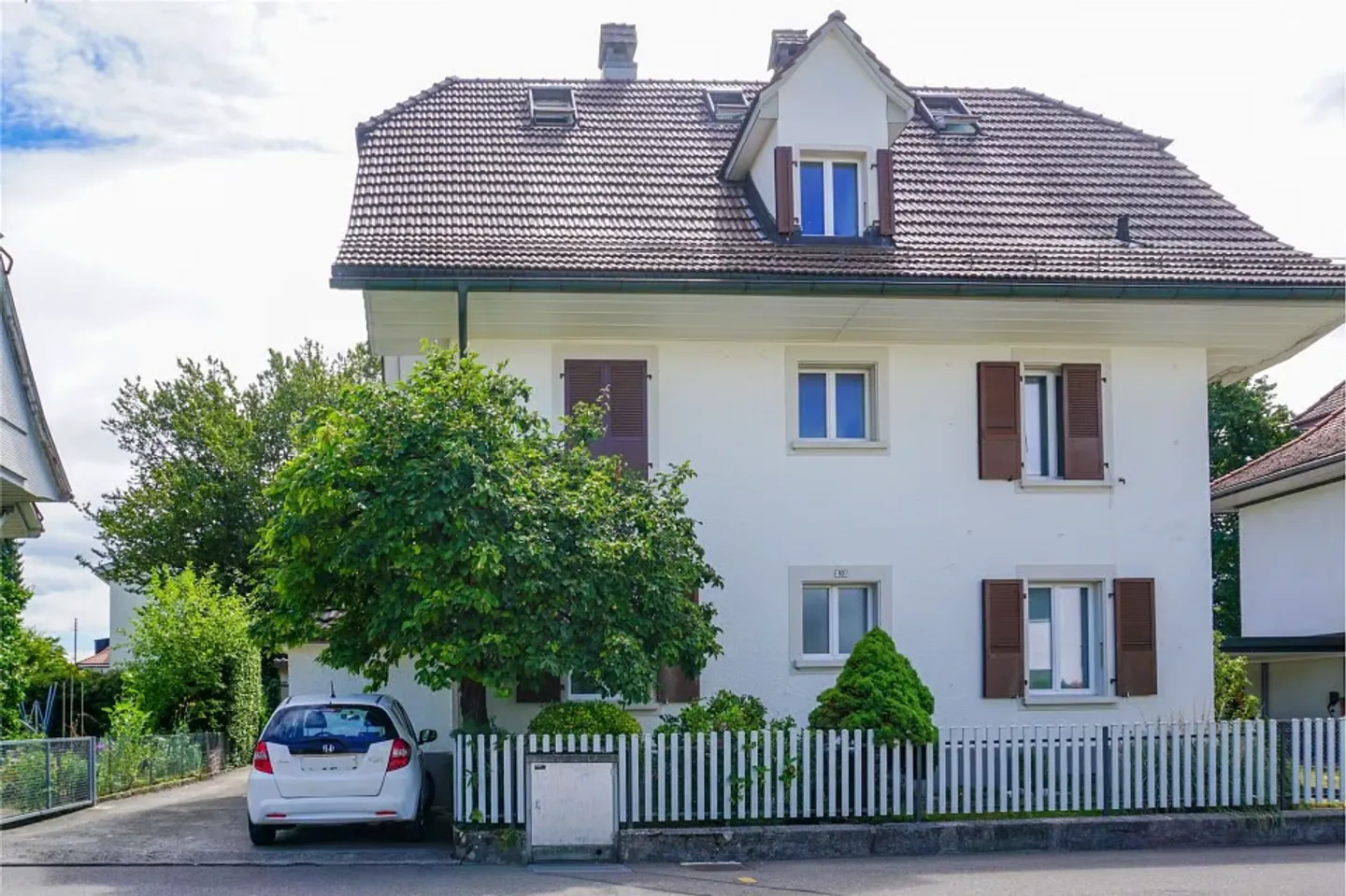 Vielseitiges Dreiparteienhaus mit Garten und attraktiven Nutzungsmöglichkeiten - Foto 2 di 13