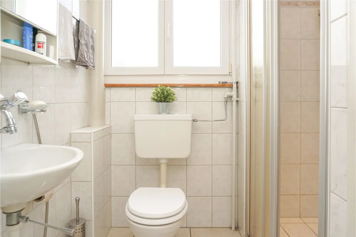 Vielseitiges Dreiparteienhaus mit Garten und attraktiven Nutzungsmöglichkeiten - Foto 7 di 13