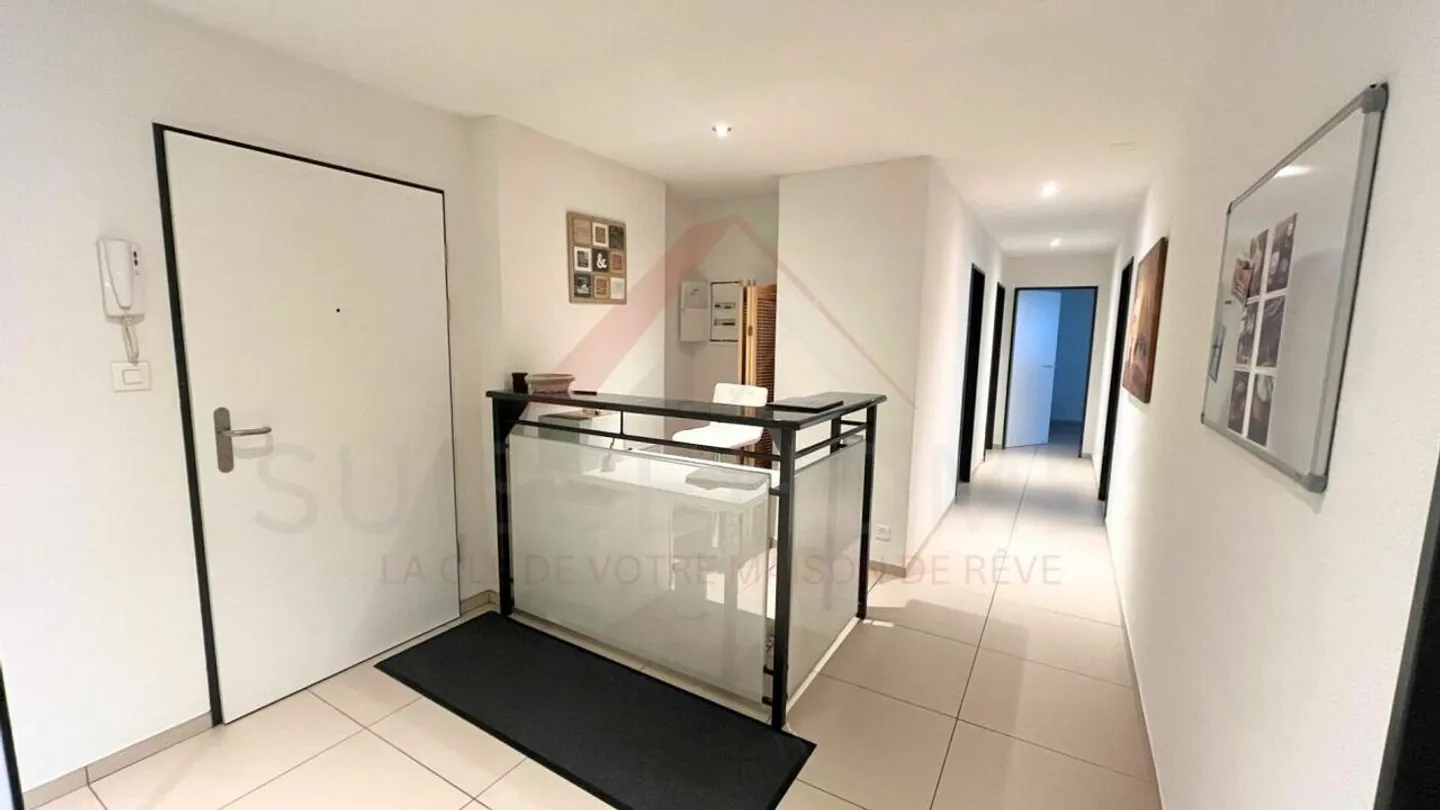 Opportunità rara a Courtételle: locale commerciale di 157 m² attrezzato, ideale per il benessere - Foto 2 di 17