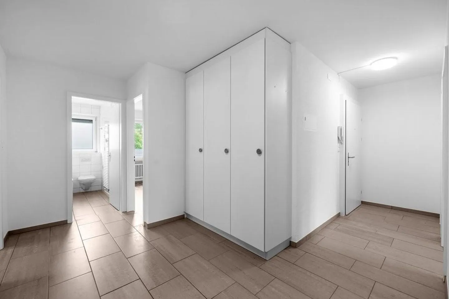 Spacious apartment in a central location directly at the train station - Photo 2 of 9