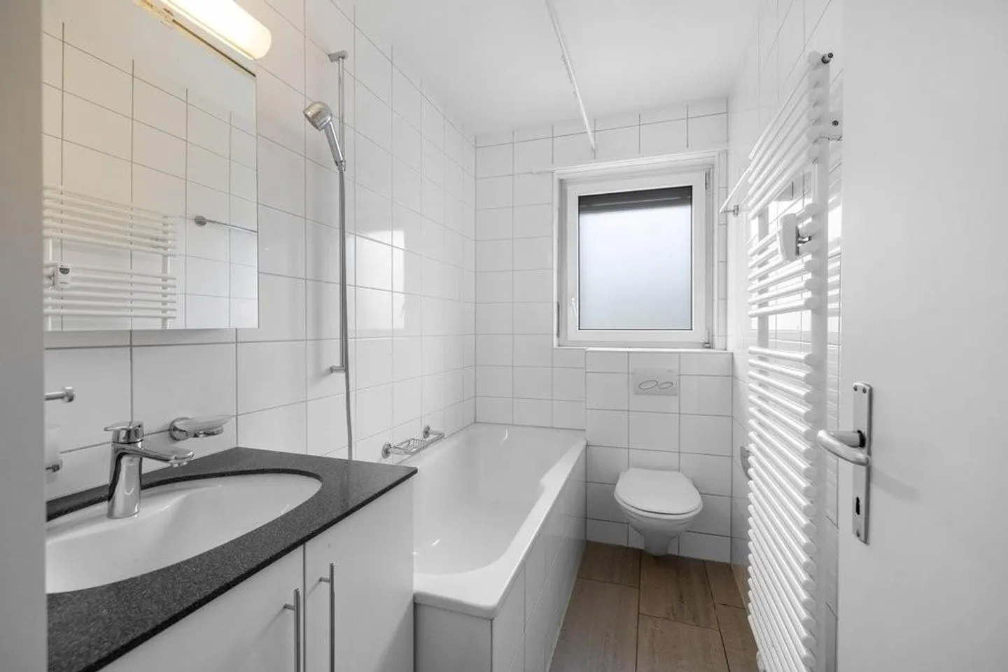 Spacious apartment in a central location directly at the train station - Photo 8 of 9