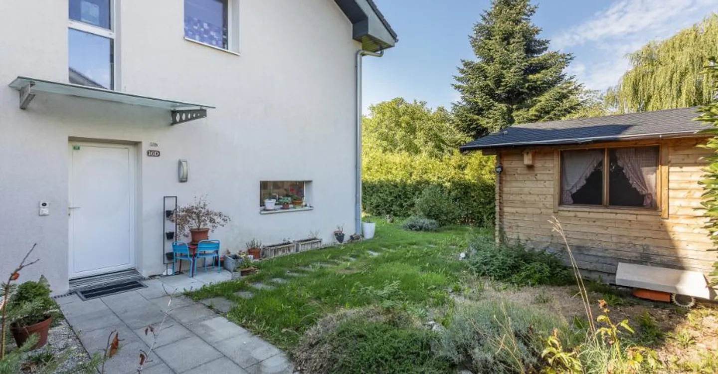 Charming Villa with Private Garden - Photo 11 of 12