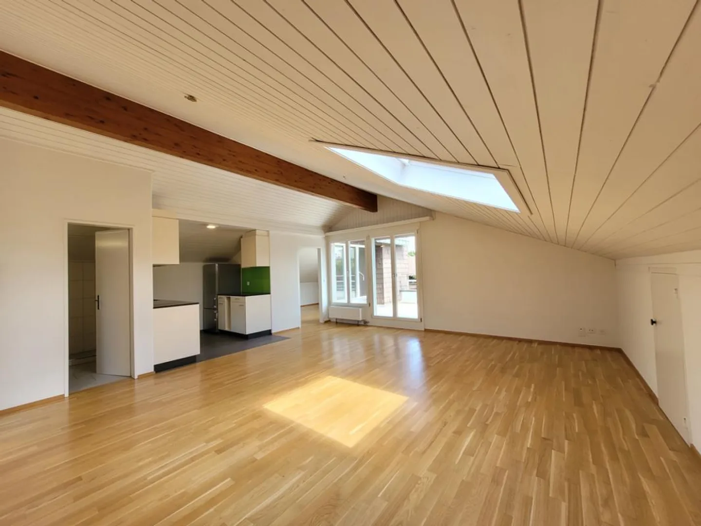 Appartamento mansardato accogliente con balcone soleggiato e molto spazio di stoccaggio - Foto 3 di 10