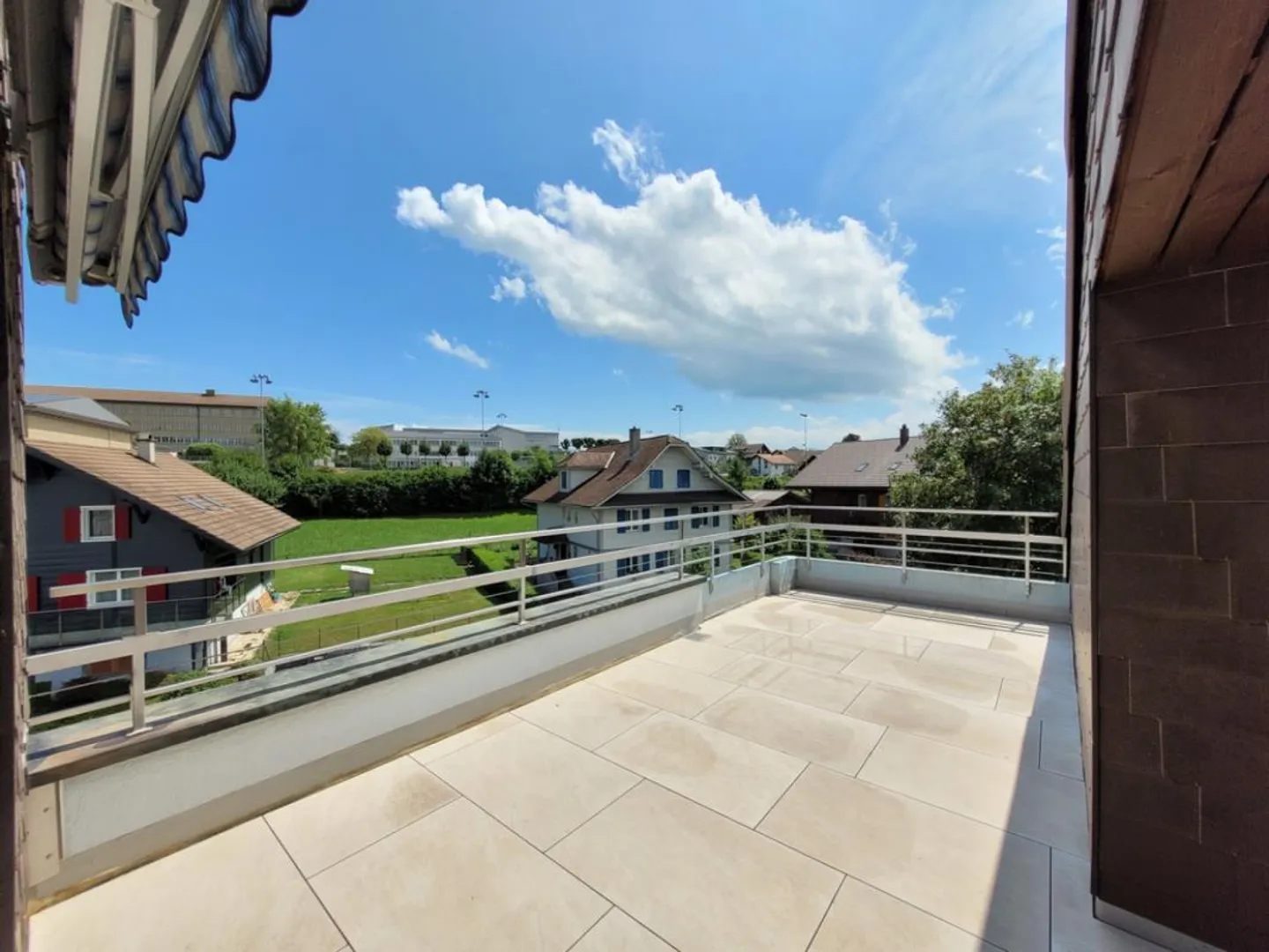 Appartamento mansardato accogliente con balcone soleggiato e molto spazio di stoccaggio - Foto 4 di 10