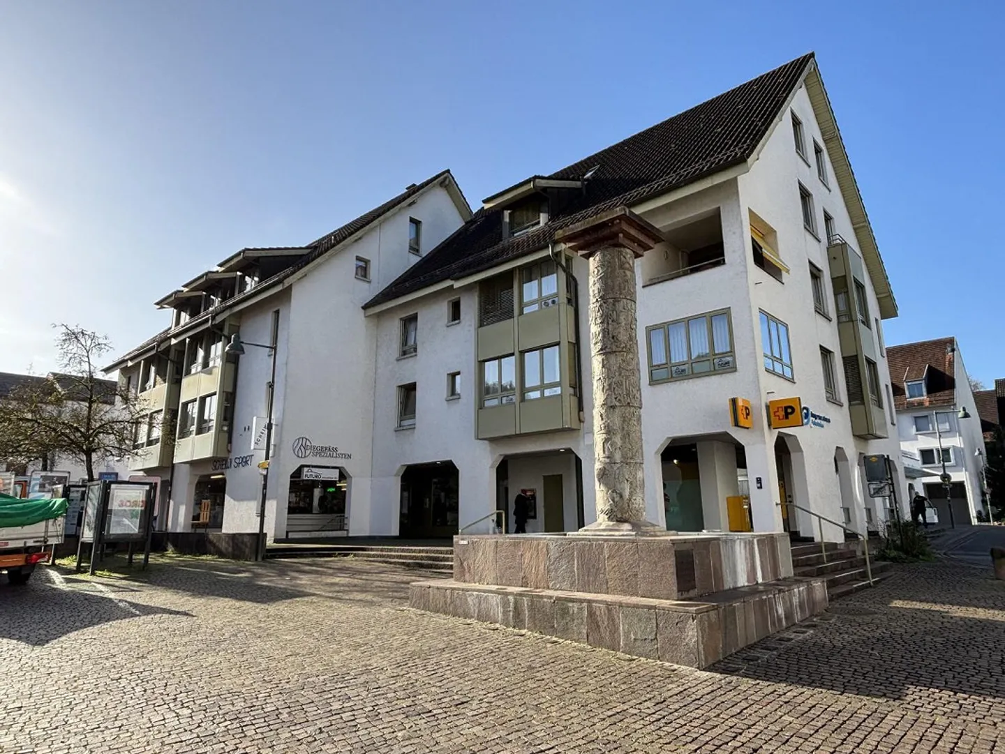 Affordable and spacious commercial space in the heart of Arlesheim - Photo 1 of 9