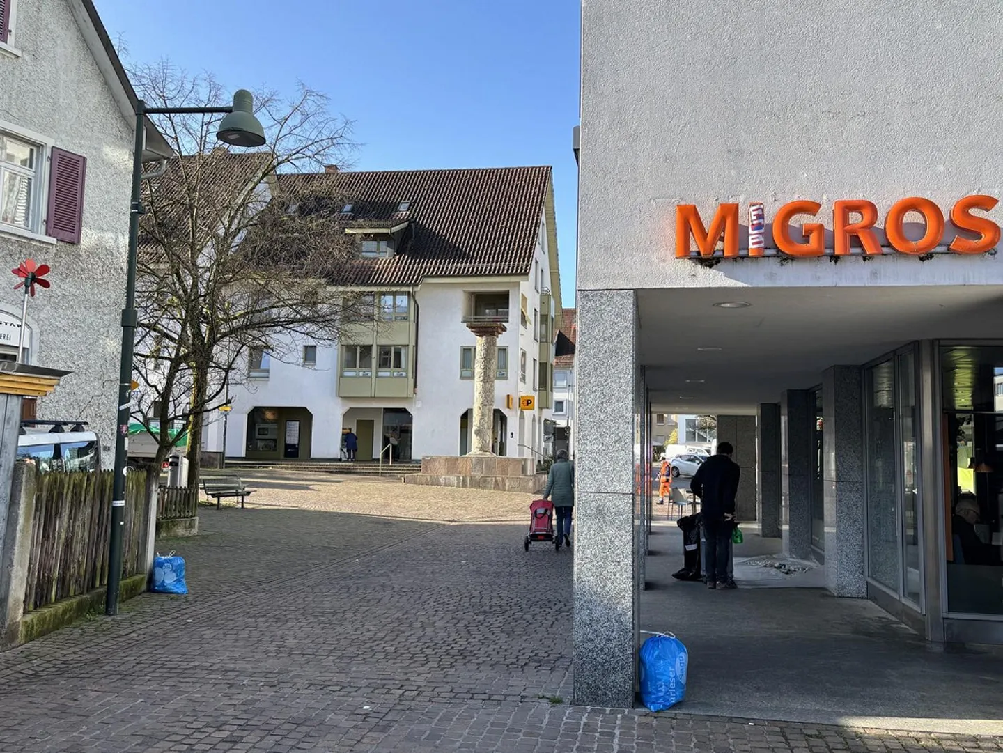 Affordable and spacious commercial space in the heart of Arlesheim - Photo 2 of 9