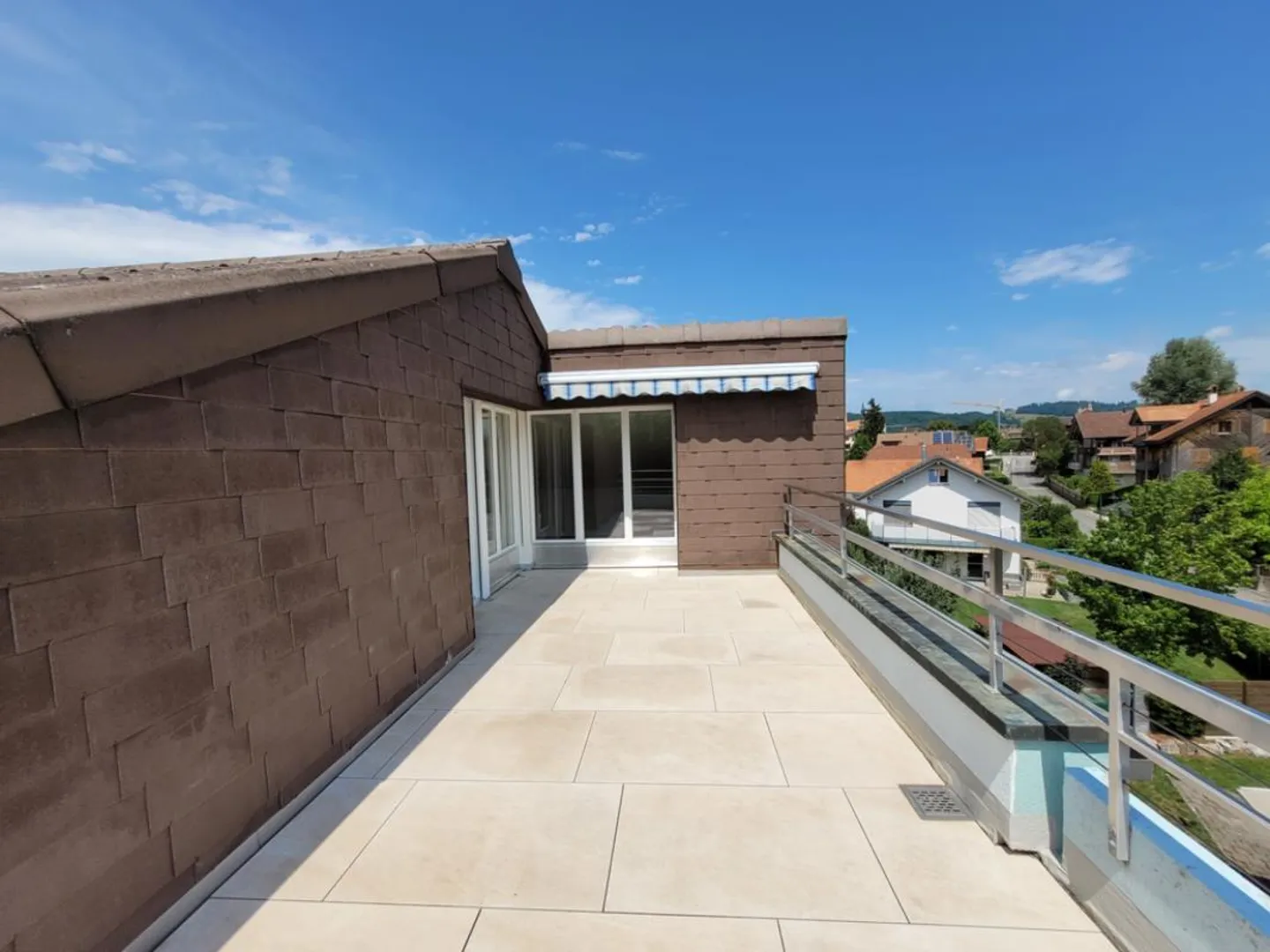 Appartamento mansardato accogliente con balcone soleggiato e molto spazio di stoccaggio - Foto 5 di 10