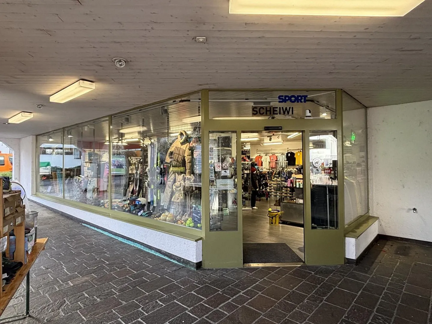 Affordable and spacious commercial space in the heart of Arlesheim - Photo 4 of 9