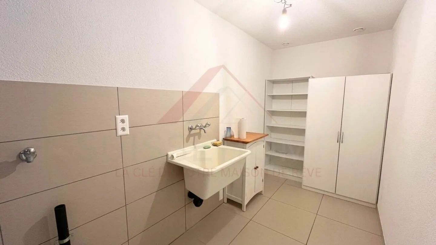 Opportunità rara a Courtételle: locale commerciale di 157 m² attrezzato, ideale per il benessere - Foto 14 di 17