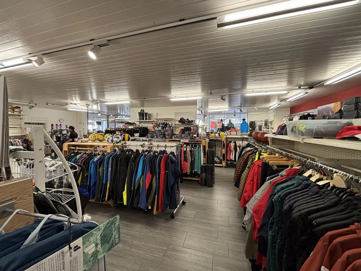 Affordable and spacious commercial space in the heart of Arlesheim - Photo 6 of 9