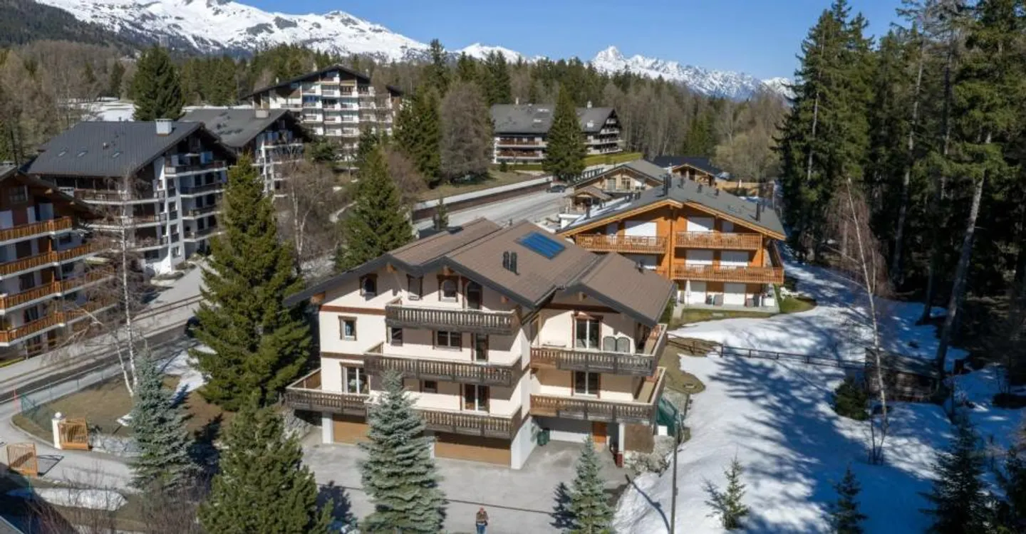 Gebäude mit drei Wohnungen am Golf von Crans-Montana - Foto 2 von 12