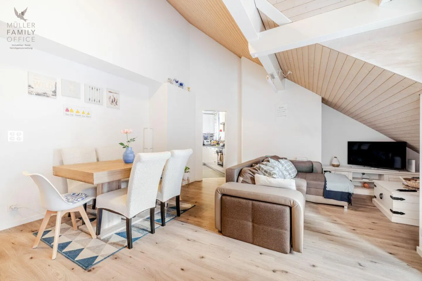 Light-flooded 4 1/2 room attic maisonette apartment close to nature and best infrastructure - Photo 1 of 13