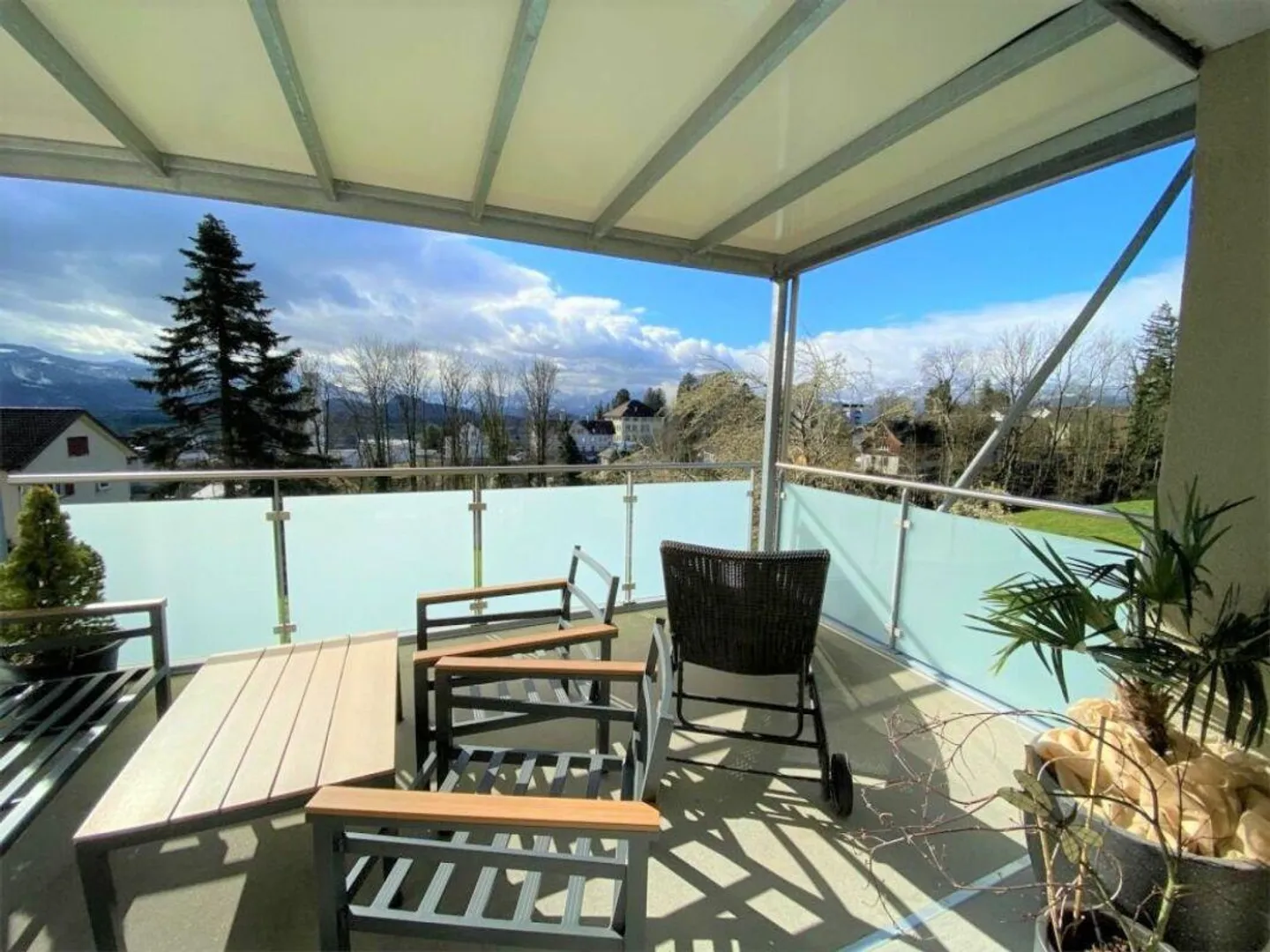 Spacious and sunny 4-room apartment with large balcony - Photo 1 of 8