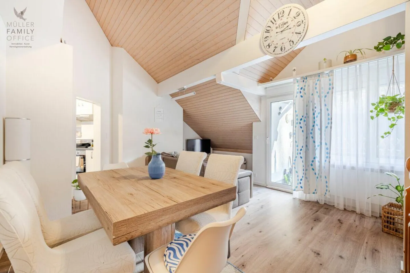 Light-flooded 4 1/2 room attic maisonette apartment close to nature and best infrastructure - Photo 5 of 13