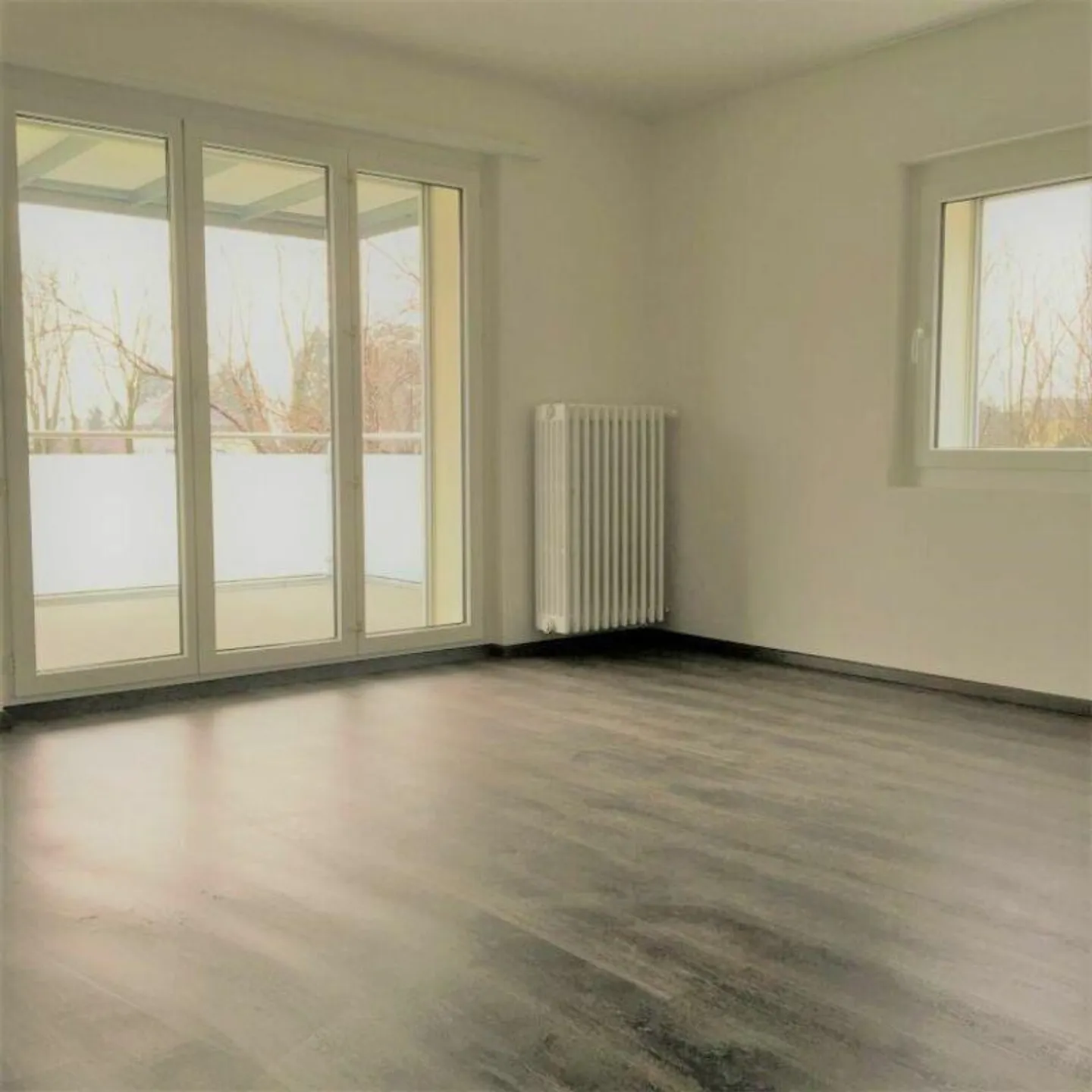 Spacious and sunny 4-room apartment with large balcony - Photo 2 of 8