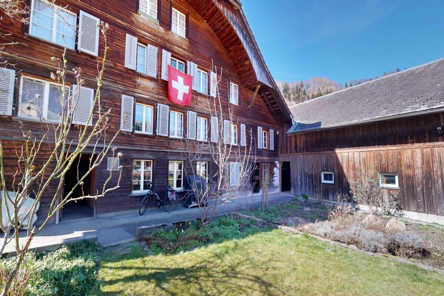 Farmhouse with apartments and commercial space in Bigenthal - Photo 4 of 12