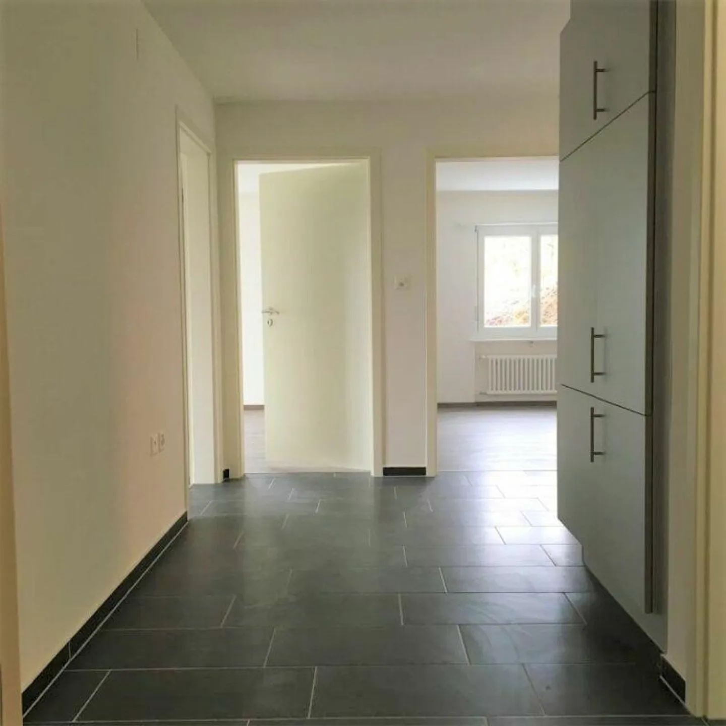 Spacious and sunny 4-room apartment with large balcony - Photo 3 of 8