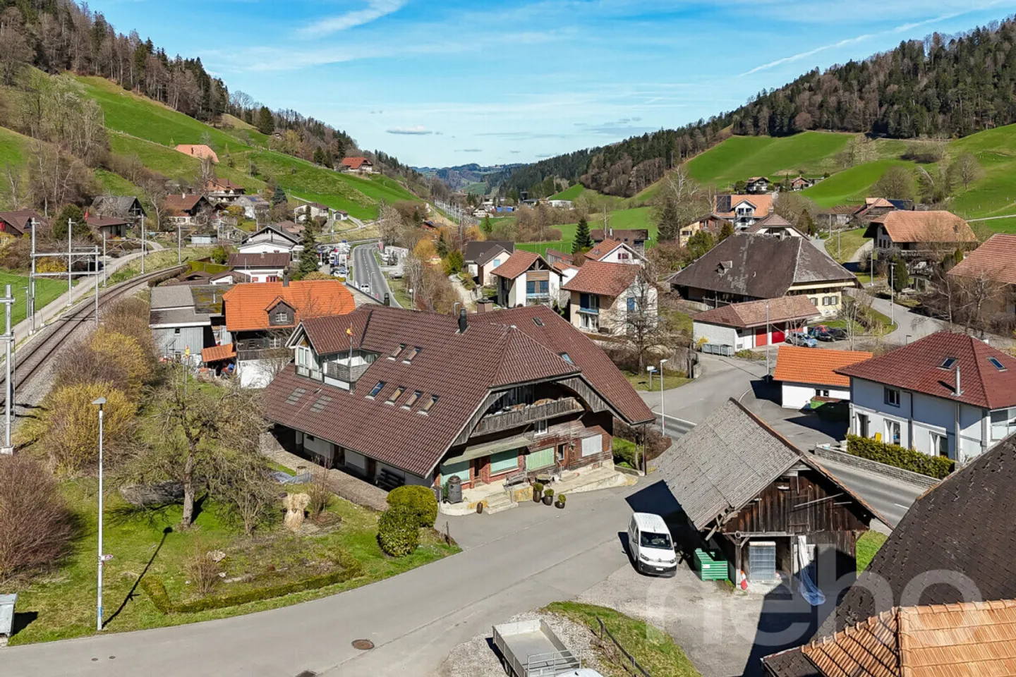 Farmhouse with apartments and commercial space in Bigenthal - Photo 1 of 12