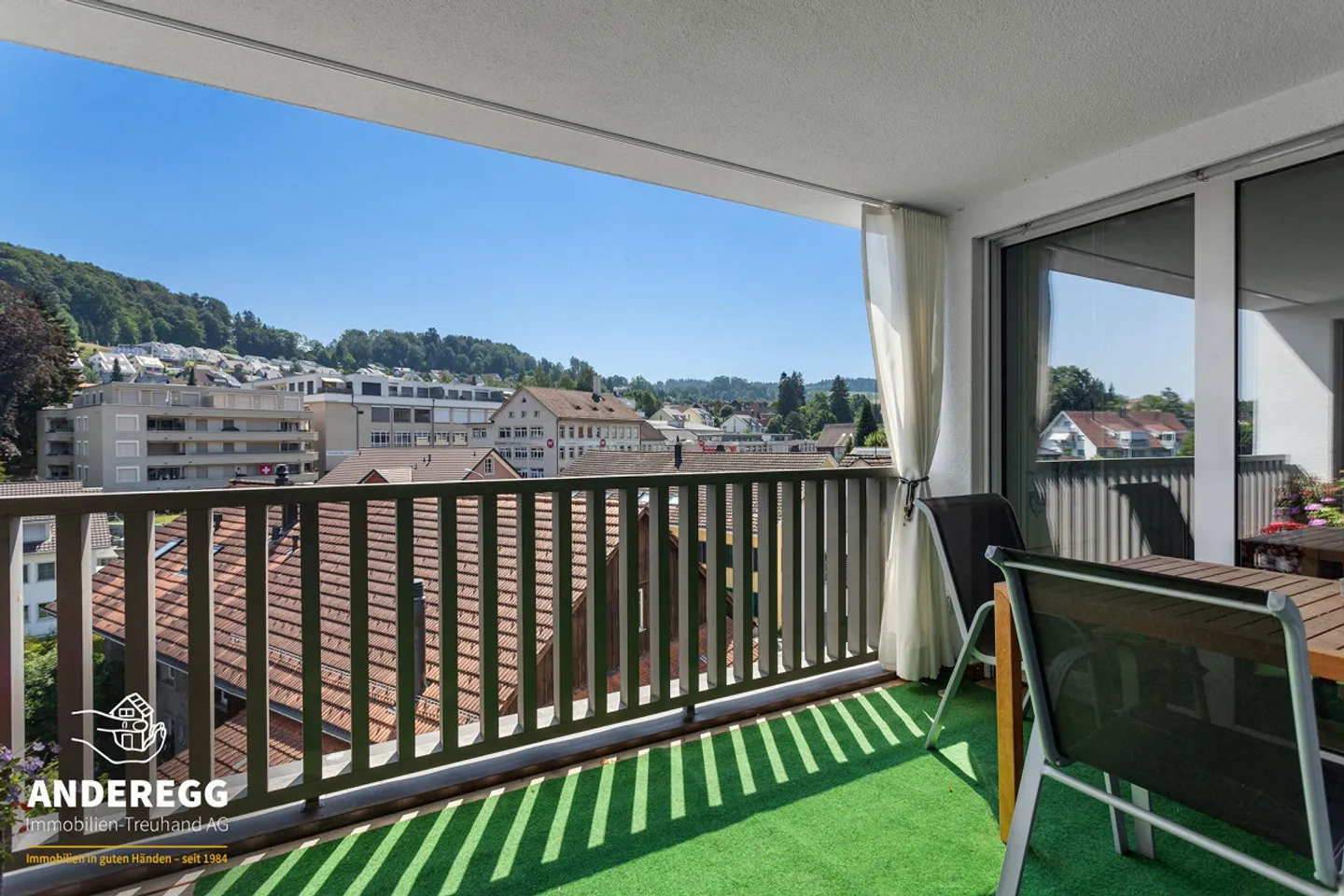 Appartement en penthouse neuf avec loggia - vivre au centre de Weisslingen - Photo 3 sur 13