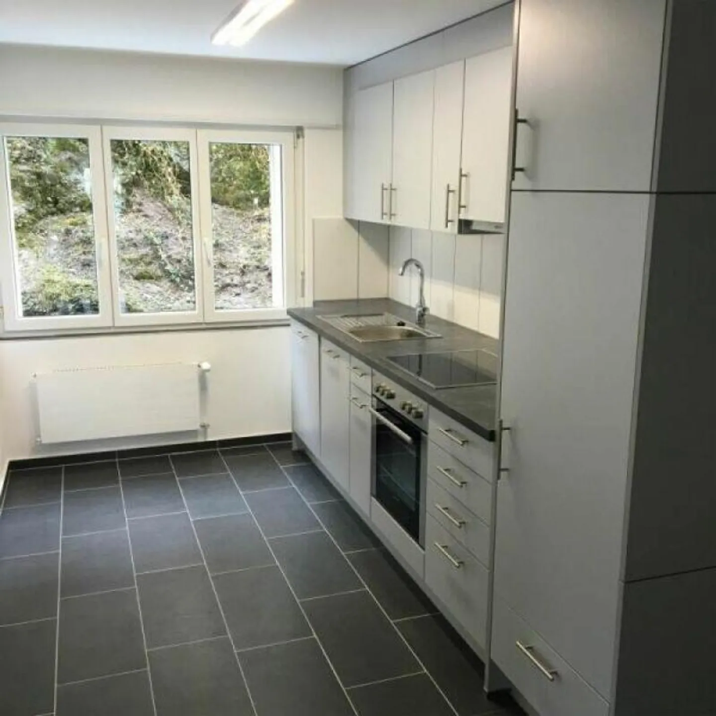 Spacious and sunny 4-room apartment with large balcony - Photo 4 of 8