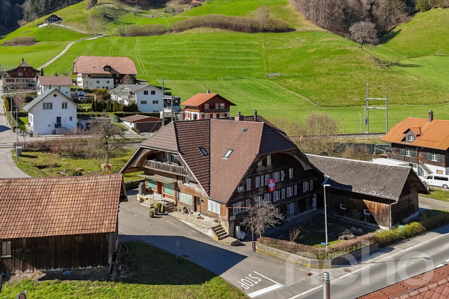 Farmhouse with apartments and commercial space in Bigenthal - Photo 2 of 12