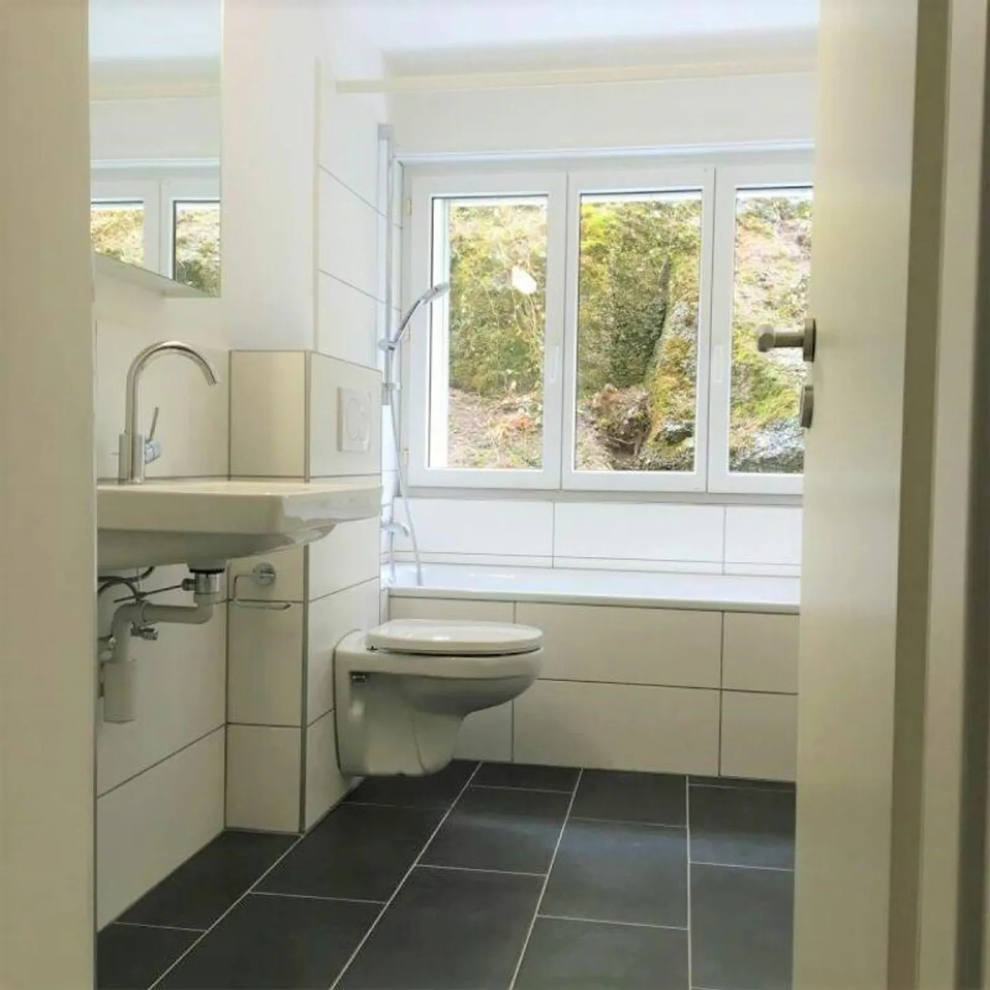 Spacious and sunny 4-room apartment with large balcony - Photo 7 of 8