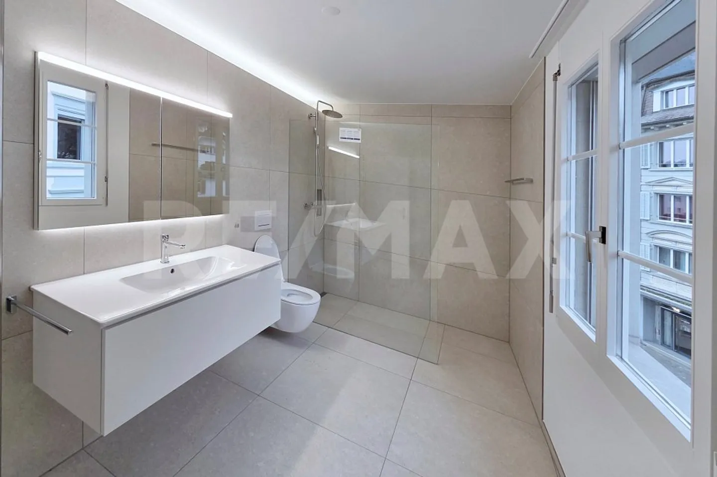 Appartement exclusif de 3,5 pièces au bord du lac de Lucerne - Première location après rénovation complète, Brunnen SZ - Photo 3 sur 13